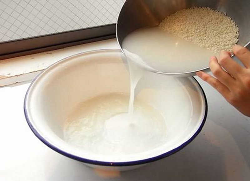 Làm trắng vùng kín bằng nước vo gạo
