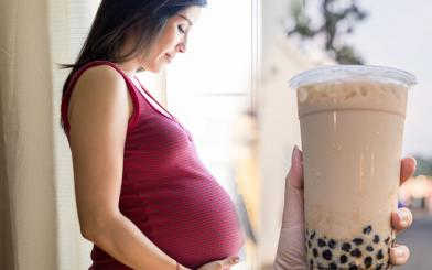 Mang thai uống trà sữa được không, chuyên gia cảnh báo gì?