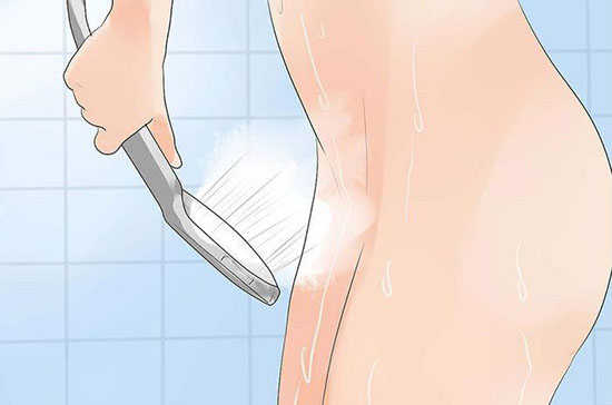 rửa vùng kín bằng vòi nước
