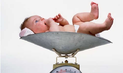 Trẻ sinh thiếu cân khiến tinh hoàn bị lạc chỗ