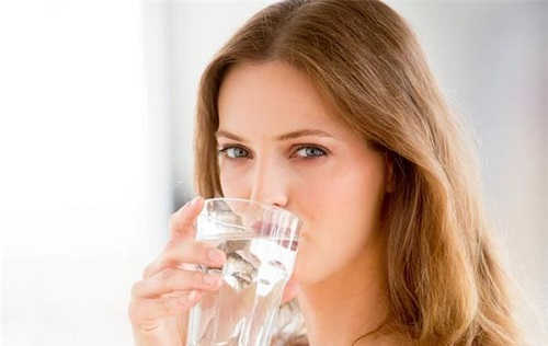 Nữ giới nên uống nhiều nước mỗi ngày để phòng tránh hiện tượng nổi cục ở môi lớn